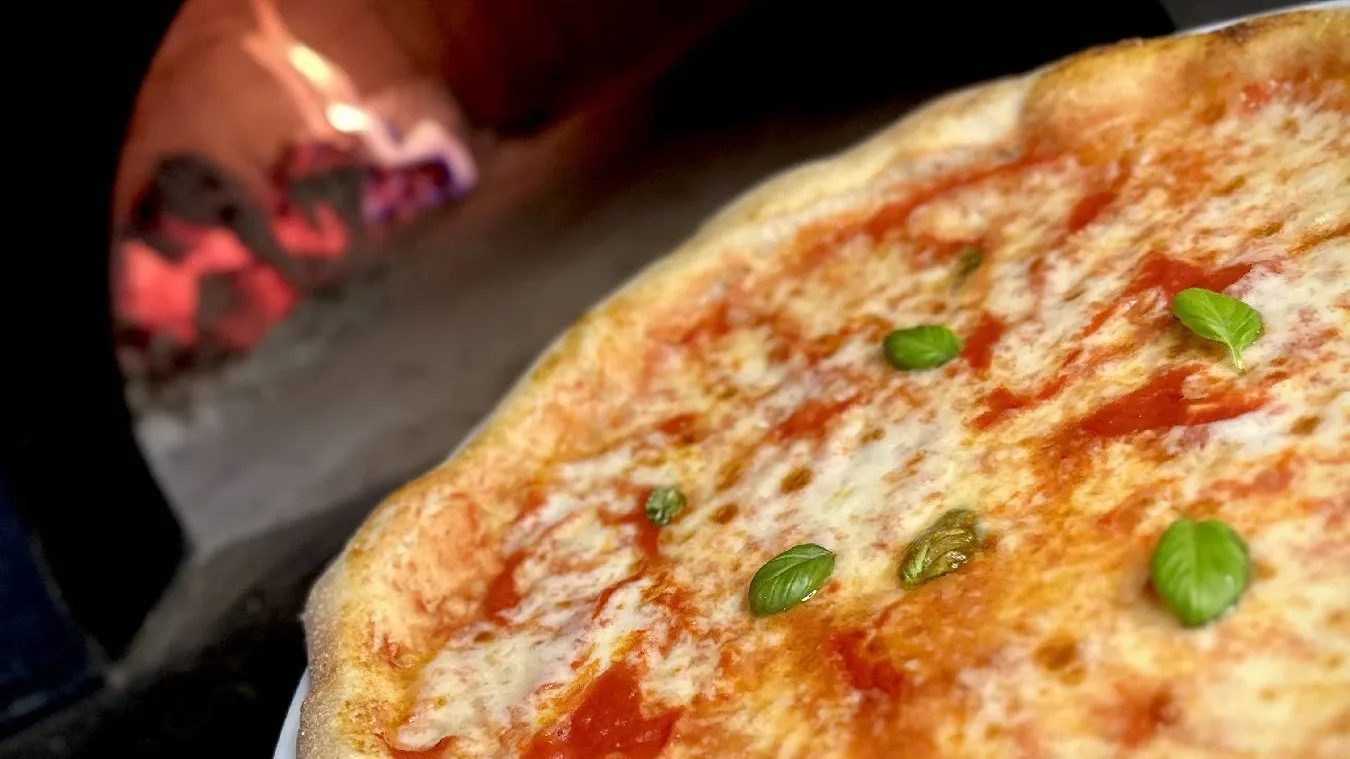 Fatüzelésű kemence, amiben a nápolyi pizza sül