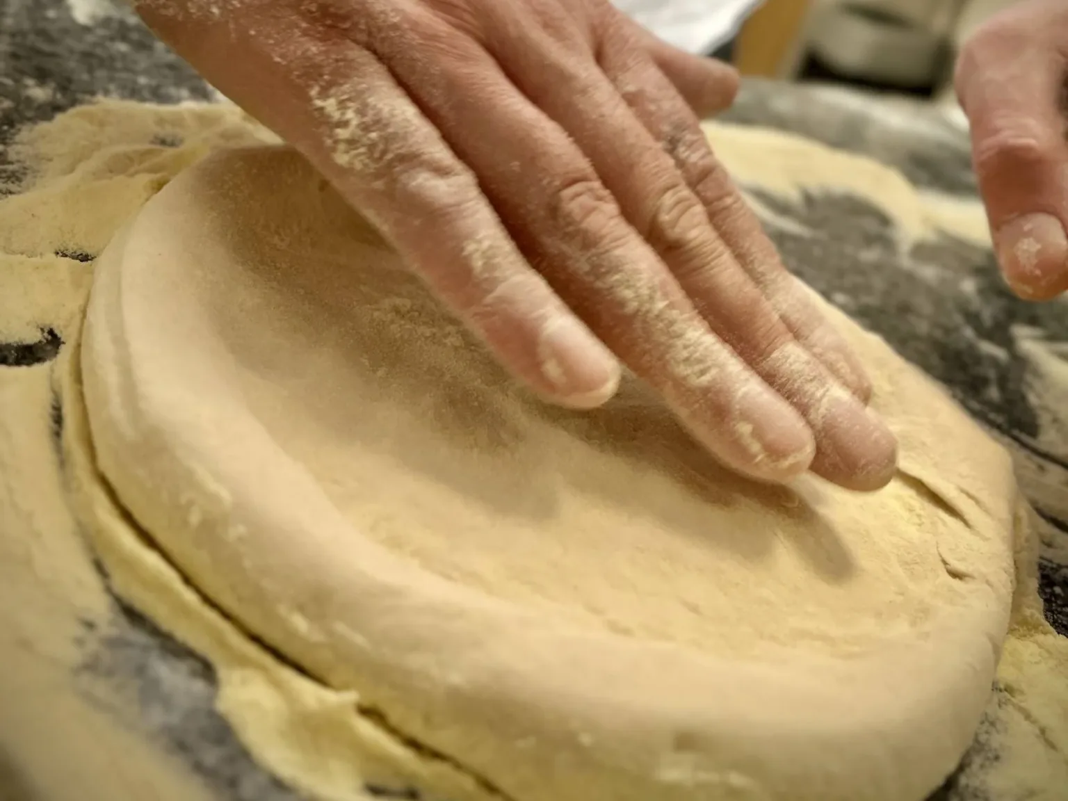 Mesterséf készíti a pizzát kőkemencében